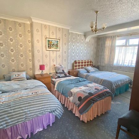 Вилла Barking London House Sleeps 12 - Parking - Train Tube - Airport Экстерьер фото