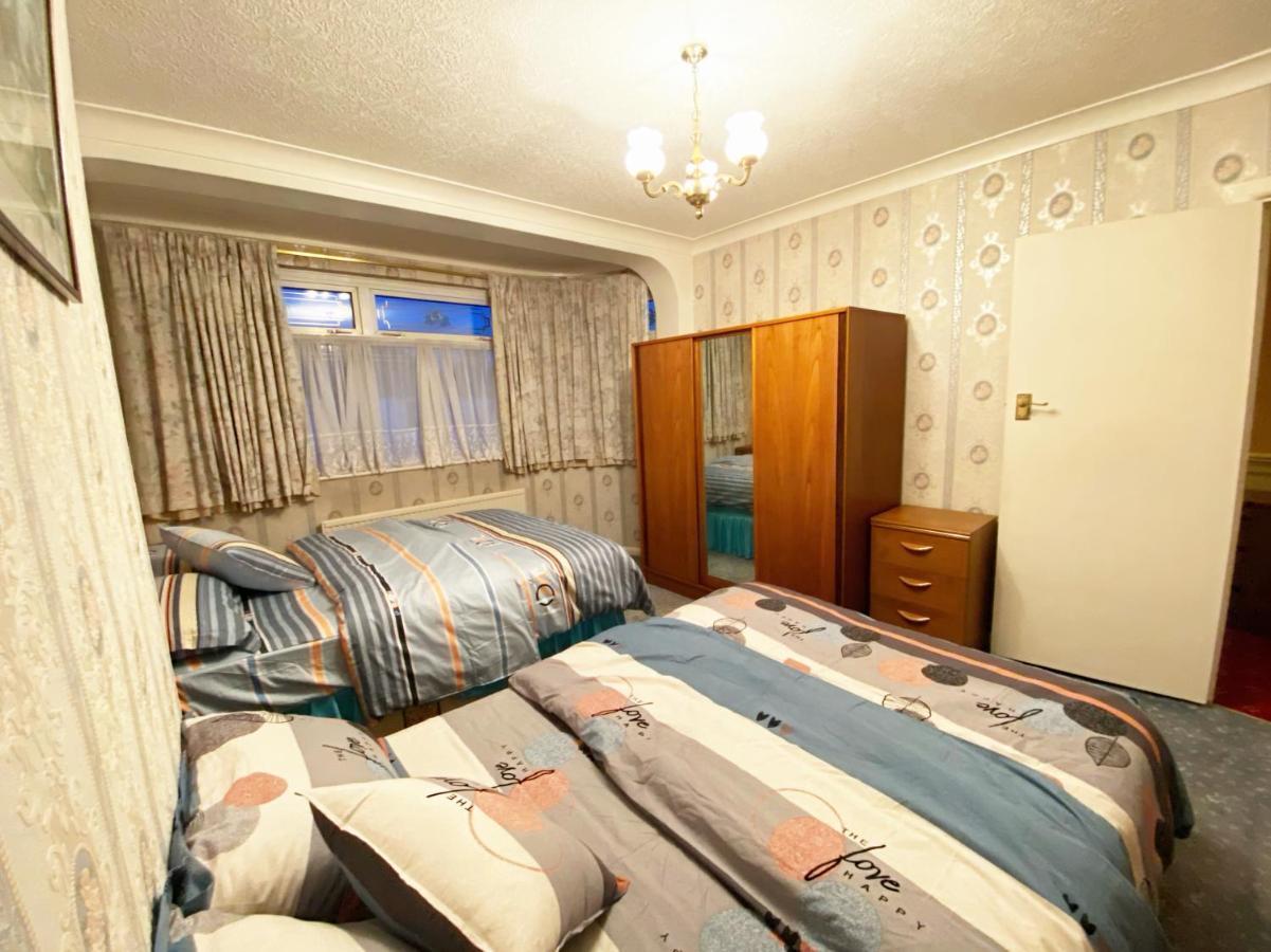 Вилла Barking London House Sleeps 12 - Parking - Train Tube - Airport Экстерьер фото