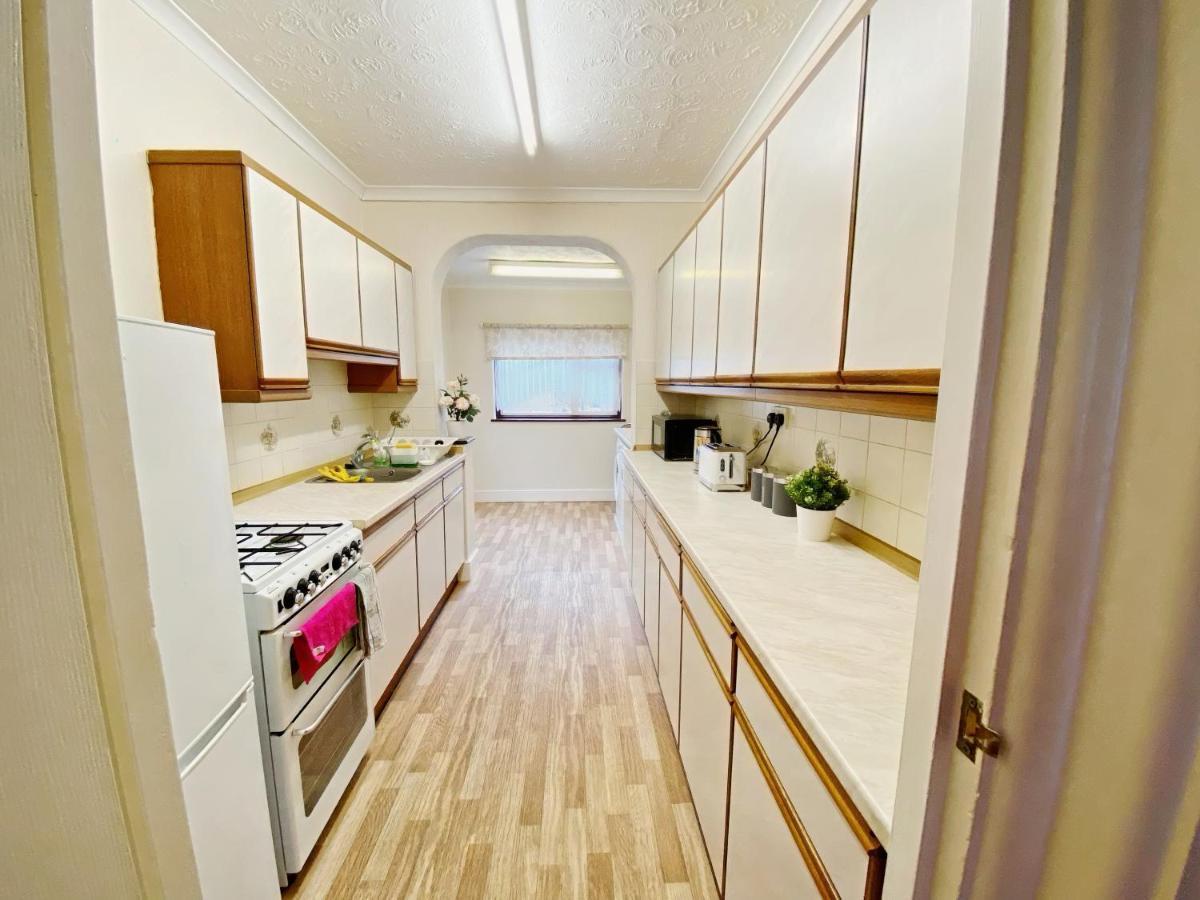 Вилла Barking London House Sleeps 12 - Parking - Train Tube - Airport Экстерьер фото