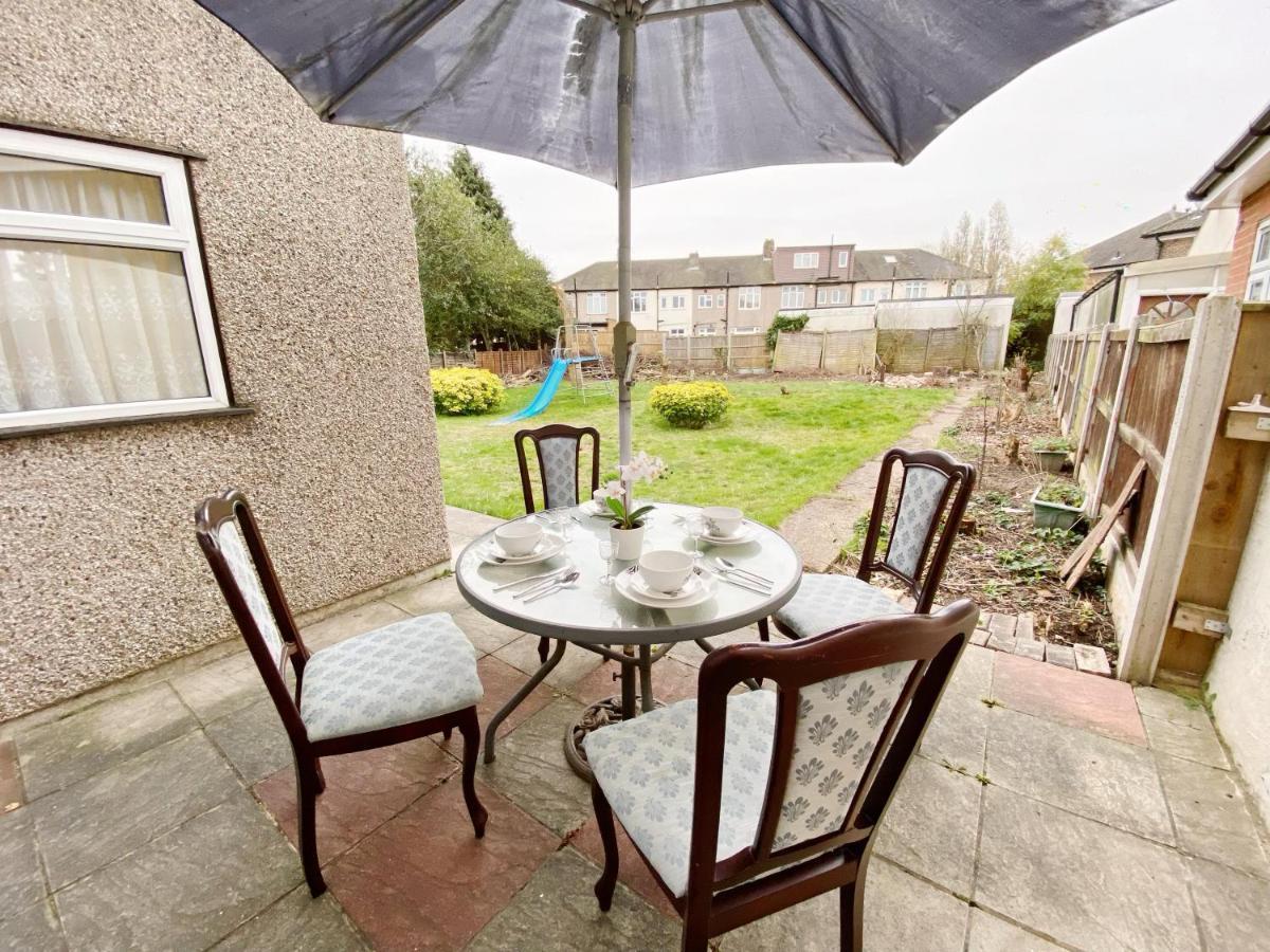 Вилла Barking London House Sleeps 12 - Parking - Train Tube - Airport Экстерьер фото