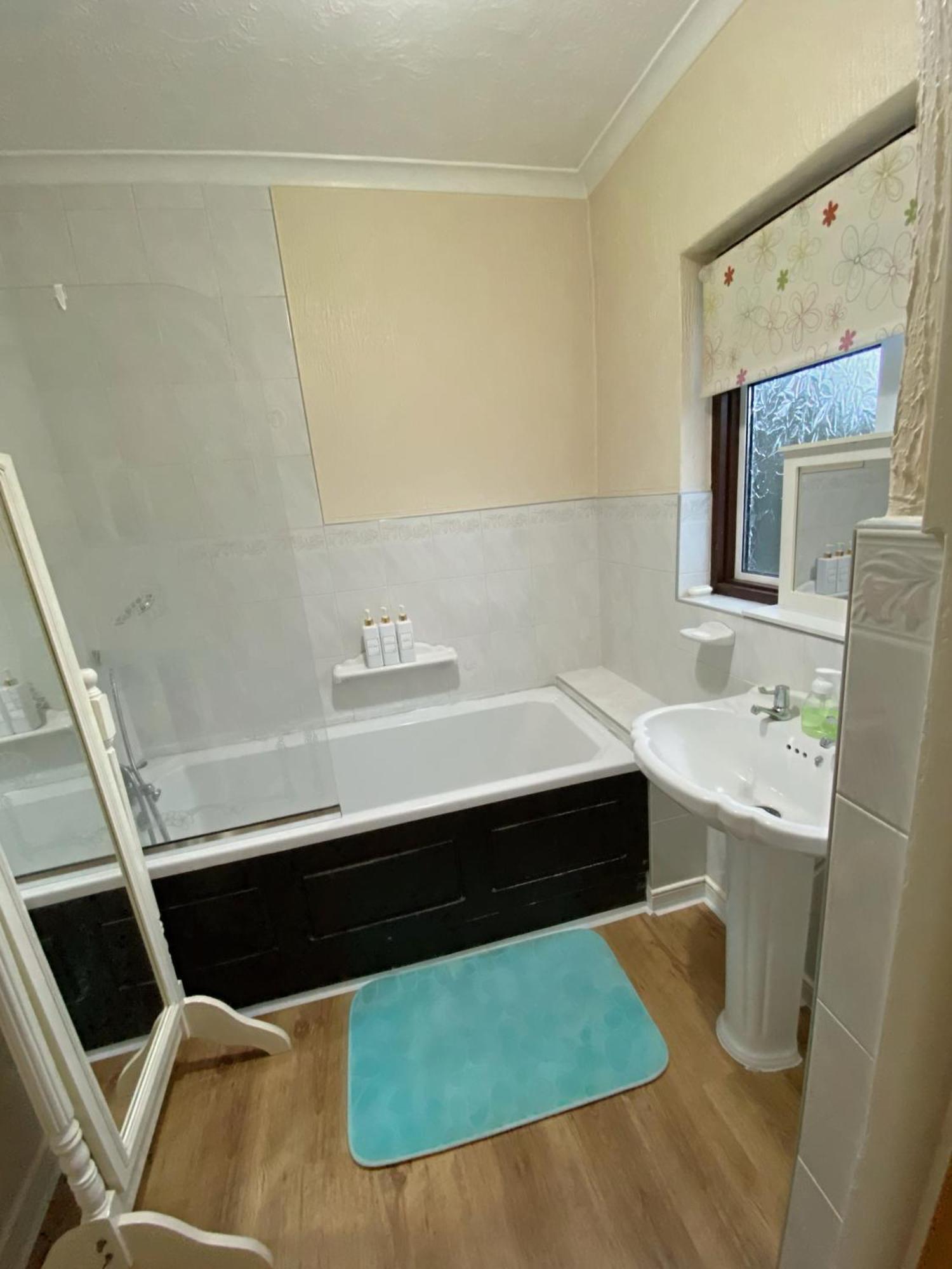 Вилла Barking London House Sleeps 12 - Parking - Train Tube - Airport Экстерьер фото