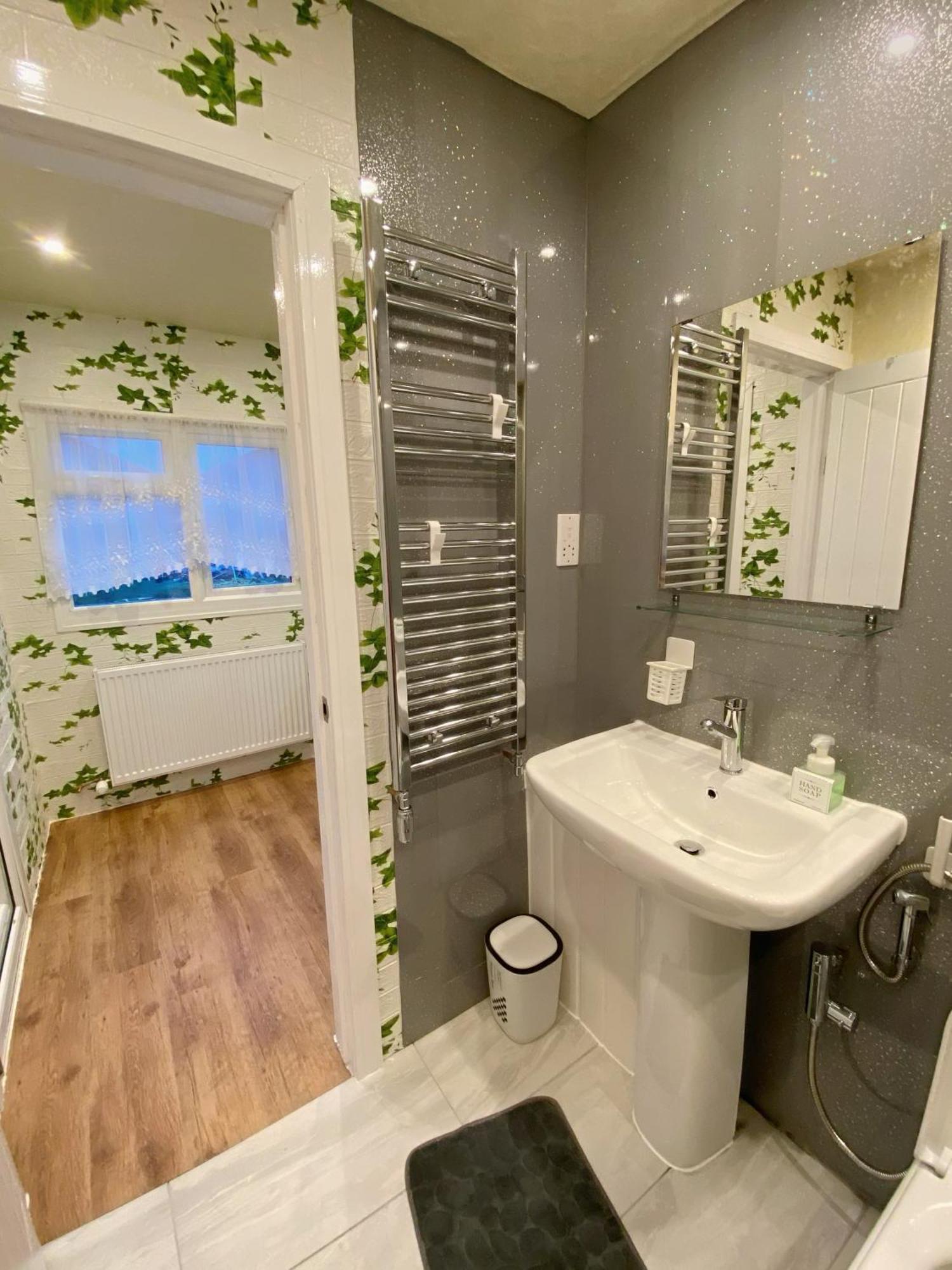 Вилла Barking London House Sleeps 12 - Parking - Train Tube - Airport Экстерьер фото